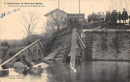 Montreui Bellay     49     Catastrophe Chemin Fer 1911.  Ce Que L'on Aperçoit De La Machine    (voir Scan) - Montreuil Bellay