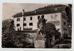 LES ALDUDES - 64 - Pays Basque - L'Hôtel Erreca Et Le Monument Aux Morts - Aldudes