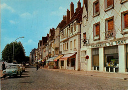 Gien * Le Quai Lenoir * Pharmacie Du Pont * Automobile Voiture Ancienne - Gien