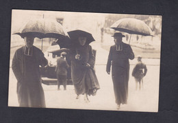 Carte Photo à Situer Beau Plan  Pretre Curé Religieux Montant Les Marches  Parapluie  Religion Homme D' Eglise 45113 - Otros & Sin Clasificación