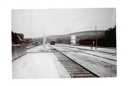 A LOCALISER - ARRIVEE DU TRAIN EN GARE - VOIE FERREE CHATEAU D EAU - PHOTO 8.5*5.5 CM - Coches