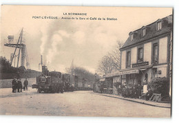 CPA 14 Pont L'Eveque Le Café De La Station Et Avenue De La Gare Et Le Train Tramway - Pont-l'Evèque