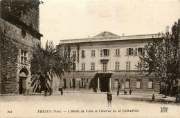 Fréjus * Place * Hôtel De Ville Et Entrée De La Cathédrale * Justice De Paix Et Tribunal - Frejus