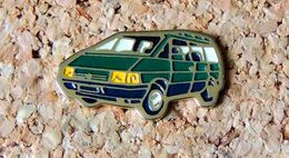 Pin's RENAULT ESPACE Vert - Peint Cloisonné - Fabricant Inconnu - Renault