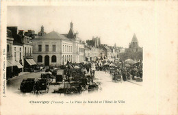 Chauvigny * La Place Du Marché Et Hôtel De Ville * Foire - Chauvigny