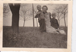 Photo  Allemagne Dortmund  WW2  Famille Allemande Enfants Avec Drapeau Allemand Et Trompette  Ref 2759 B - Guerra, Militari