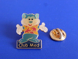 Pin's Club Med Accueil GO Chemise Hawai - Mascotte Chat Chien Sport - Club Méditerranée (SC24) - Marcas Registradas