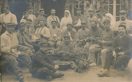 Carte-photo : Villers-sur-Mer - Militaires Probablement Dans Un Hôpital - Corvée épluchage De Légumes (3/10/1915) (BP) - Guerra, Militares