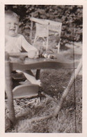 Foto Kleinkind Auf Kindersitz - Ca. 1950 - 8*5cm  (54008) - Zonder Classificatie