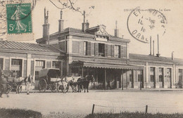 CARTE POSTALE ORIGINALE ANCIENNE : DREUX LA COUR DE LA GARE CALECHES CORRESPONDANCE TRAINS EURE ET LOIR (28) - Gares - Sans Trains