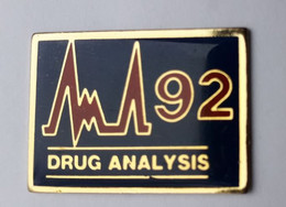 Z281 Pin's DRUG ANALYSIS Media Journal Médical Drogue Analyses  Achat Immédiat - Médias