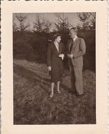 Foto Ehepaar Vor Tannenwald - Ca. 1950 - 5,5*4cm (54015) - Ohne Zuordnung