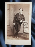 Photo CDV  Bureau à Paris  Jeune Homme élégant  Veste "queue De Pie" Avec D'immenses Revers  Sec. Empire  CA 1865 - L532 - Antiche (ante 1900)