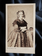 Photo CDV Bayard Et Bertall - Second Empire Femme Coiffure Avec Macaron, Belle Robe Moirée, Ca 1865 L532 - Alte (vor 1900)