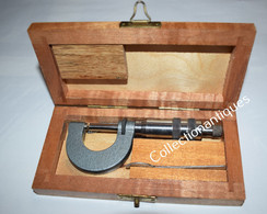 Ancien Micromètre Dans Son Coffret En Bois 25-50 Mm - Pas De Marque Visible - Other Apparatus