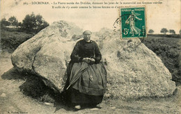 Locronan * La Pierre Sacrée Des Druides * Monolithe * Femme Du Pays En Costume Et Coiffe * Coiffes Bretonne Finistère - Locronan
