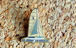 Pin's BATEAU - VOILE - AMERICA CUP 92 - Peint Cloisonné - Fabricant VERNONE - Voile