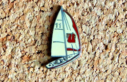 Pin's BATEAU - VOILE - Caisse D'Epargne Ecureuil - émaillé à Froid époxy - Fabricant BERAUDY - Voile