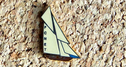 Pin's BATEAU - VOILE - FCNET( Franche Comté ? ) - émaillé à Froid époxy - Fabricant BERAUDY - Voile