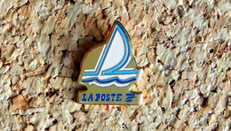 Pin's BATEAU - VOILE - La Poste ( Petit Modèle ) - Peint Cloisonné - Fabricant Inconnu - Voile