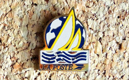 Pin's BATEAU - VOILE - La Poste - émaillé à Froid époxy - Fabricant TOSCA - Voile