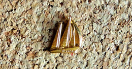 Pin's BATEAU - VOILE - Cigarettes ROYALE - Métal Doré à L'or Fin - Fabricant Inconnu - Voile