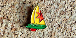 Pin's BATEAU - VOILE - Voile Jaune Avec Soleil Orange - Peint Cloisonné - Fabricant Inconnu - Voile