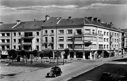 Charmes * La Place H Breton Et Rue M Barrès * Pharmacie Centrale * Automobile Voiture Ancienne - Charmes