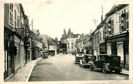 Aubigny Sur Nère * La Rue Du Prieuré * Automobile Voiture Ancienne * Pharmacie * Magasin Commerce Tissus Ameublement - Aubigny Sur Nere