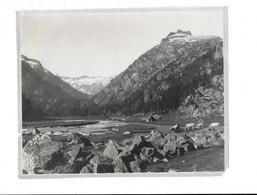 A LOCALISER ARIEGE? - VUE SUR LA CHAINE DE MONTAGNE, LE TORRENT, TROUPEAU DE VACHES - PHOTO SIGNEE A IDENTIFIER - Orte