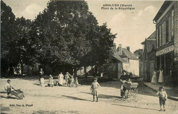 Anglure * La Place De La République * Le Familistère * Villageois - Anglure