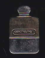 69394- Pin's -Parfum Cacharel. - Parfums