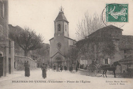 CPA  84 BEAUMES DE VENISE PLACE DE L'EGLISE TRES ANIMEE  ATTELAGE - Beaumes De Venise