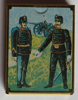 Ancienne Boîte Métal à Bonbons 2 Soldats Avec Canon Tablettes à La Menthe Läckerli Huss Bâle Suisse - Dosen