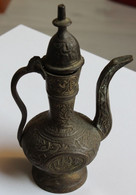 Aiguière Théière Orientale En Bronze Patine Mat Damasquiné Long Bec à Pan Coupé Décor Ciselé Anse Serpentifome Fin 19 èm - Teapots