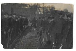 A LOCALISER - TRAVAUX DE PRISONNIERS SUR LE CHEMIN DE FER - SOLDATS FRANCAIS DONT DU 16E REGIMENT - CARTE PHOTO - Guerra 1914-18