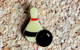 Pin's BOWLING - Quille Et Boule - Vernis époxy - Fabricant Inconnu - Bowling