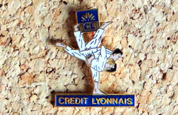 Pin's Sport De Combat JUDO - Crédit Lyonnais - EMAIL Ajouré - Fabricant Inconnu - Judo