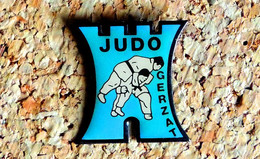 Pin's Sport De Combat JUDO - GERZAT 63 - Verni époxy - Fabricant CMT - Judo