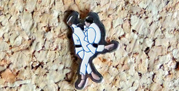 Pin's Sport De Combat JUDO - Combat De 2 Judokas - Peint Cloisonné - Fabricant Inconnu - Judo