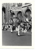 1959 AALEN (ALLEMAGNE) - DEFILE JUGENDKAPELLE - PHOTO - Identified Persons