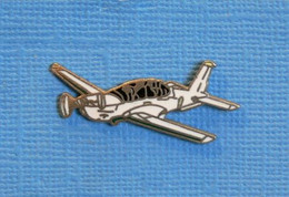 1 PIN'S // **  LE SOCATA TB-30 EPSILON / AVION D'ENTRAINEMENT MILITAIRE ** - Avions