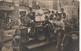 34 - Capestang - Carnaval , Place Jean Jaures  ,église , Jounaux, Magasin De Cycle , Voiture - Carte Photo - Capestang