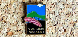 Pin's VOL LIBRE PARAPENTE - VOL LIBRE VOLCANS 63 - Peint Cloisonné - Fabricant Inconnu - Parachutespringen