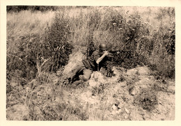 Militaria * Soldat Militaire En Tenue , Casque Et Fusil * Régiment * Photo Ancienne - Matériel
