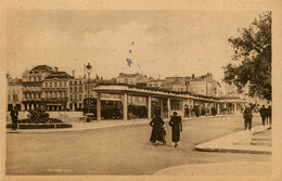 La Rochelle * La Place De Verdun Et Le Parc Des Autobus * Café De La Paix - La Rochelle