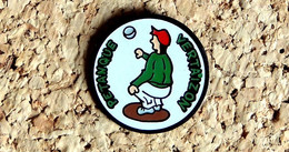 Delcampe - Pin's PETANQUE Jeu Provençal - Pétanque Vertaizon 63 - Peint Cloisonné - Fabricant Inconnu - Pétanque