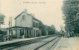 Illiers * La Gare * Train Locomotive * Ligne Chemin De Fer Eure Et Loir - Illiers-Combray