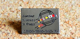 Pin's PETANQUE Jeu Provençal - Championnat Du Monde 1994 CLERMONT-FD 63  - Métal Chromé - Fabricant Inconnu - Bowls - Pétanque