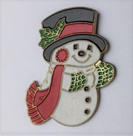 RR241 Pin's Père Noël Christmas Bonhomme Neige Avec Houx Sur Chapeau Moufles Verts Qualité EAF Achat Immédiat - Christmas